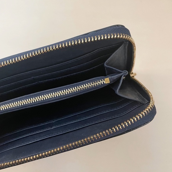 Tory Burch | Navy Patent Leather Zip Wallet - Picture 8 of 10